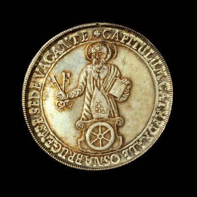 司教区の守護聖人である聖ペテロの全身像が描かれたドイツのコイン 作： Hippolyte Lalaise Devéria