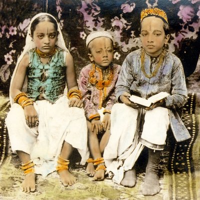 カーストの高いヒンドゥー教徒の子供たち、インド・ボンベイ、1922年（写真 作： Frederick (attr. to) Barnard