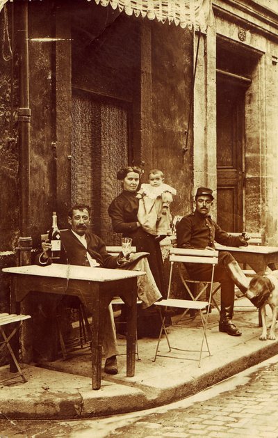 アブサンのボトルを持つ男性（1900年頃、カフェのテラスにて 作： Frederick (attr. to) Barnard