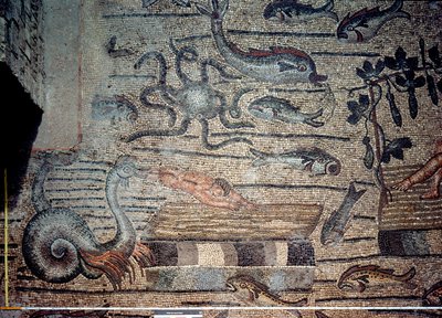 鯨に吐き出されるヨナ、キリスト教のイメージと異教のシンボルを描いた装飾的な舗装の細部、紀元後313年頃（モザイク画 作： Hippolyte Lalaise Devéria