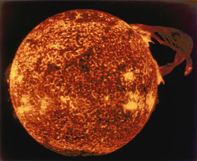極端な紫外線で見た大きな太陽フレア 作： Henry Charles Fehr