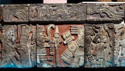 テンプロ・マヨールのベンチに置かれた低レリーフ、後期古典期、1500年頃（石材に塗装スタッコを施したもの 作： Hippolyte Lalaise Devéria