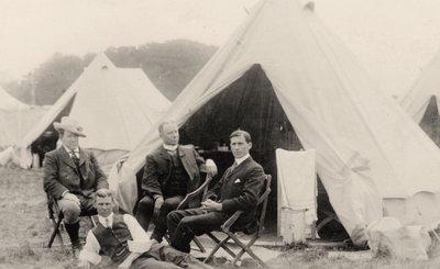 テントの外でくつろぐ男性 1908年頃（写真） 作： . .
