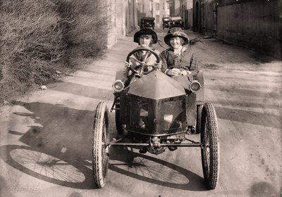 ドライブに出かける（1912年頃）（写真 作： Frederick (attr. to) Barnard