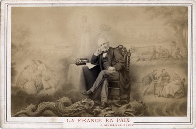 パリ・コミューン：「平和なフランス」と書かれたルイ・アドルフ・ティエール（1797-1877）の肖像画、コミューンのシンボルである龍の上に座っている。 作： Frederick (attr. to) Barnard