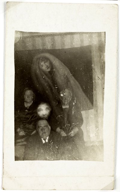 超常現象：3人の老人の肖像画、背後に現れる女性の霊、1920年頃 写真提供：ウィリアム・ホープ（1863-1933 作： Frederick (attr. to) Barnard