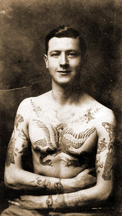 凝った入れ墨をした男性の肖像 1920年頃 ( モノクロ写真 ) 作： Hippolyte Lalaise Devéria