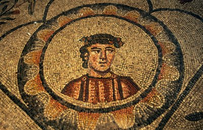 イタリア、フリウリ＝ヴェネツィア・ジュリア州アクイレイア、聖マリア被昇天聖堂（4世紀）の床モザイクに描かれた寄贈者の肖像 作： Georg Carl Heinrich Dollmann