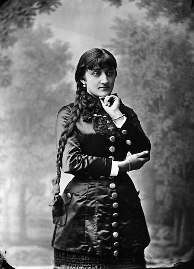 長い髪を束ねた女性の肖像 作： Henry Charles Fehr