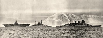 HMSアーク・ロイヤル、HMSマラヤ、HMSレナウンがジブラルタルの基地を出発、1940年頃（写真） 作： . .