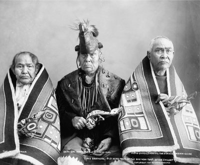 3 人の兄弟、チルカット族のカク フォン トン族の古い首長、1907 年頃 (白黒写真) 作： . .