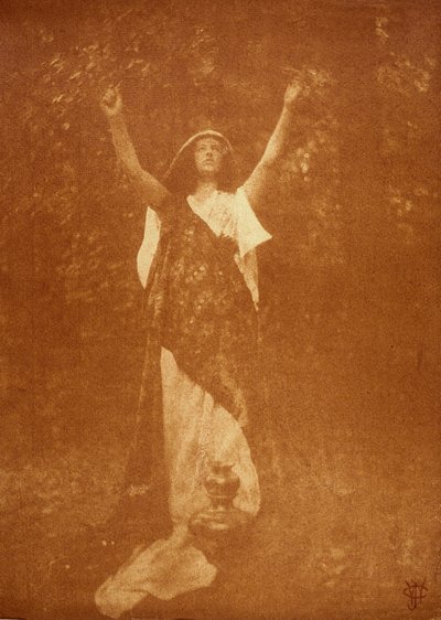 花瓶を持つ女性、1906年頃 作： John Pardon