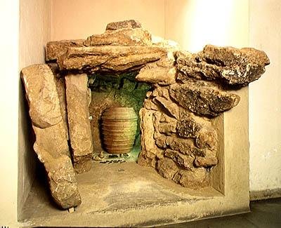 骨壷とエトルリアの墓の再建 作： after Etruscan