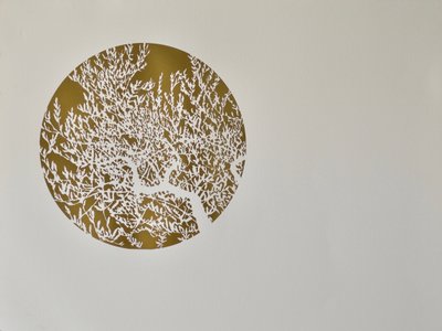 隠された知恵、2017、紙にホットスタンピングリーフロール 作： angus hampel