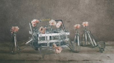 ヴィンテージのフラワーボトル 作： chenyi wang