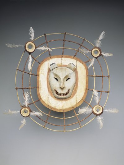 19世紀後半のクマの精を描いたマスク（木、ペンキ、繊維、腸コード） 作： culture Yupik
