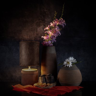 ムーディな花の静物画 作： 