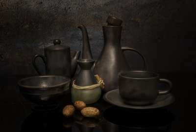 ムーディ・ポタリーの静物画 作： 