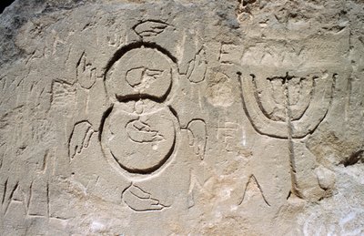 ギリシャ、ロードス島、ハラキ（チャラキ）近くの岩窟教会（アギア・アガティの洞窟教会）付近のエングレービング（7本の枝からなる燭台またはメノラ）（写真 作： Theodore Charles Ange Coquelin