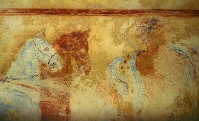 馬と男性像の葬列、フレスコ画、細部、イタリア、ラツィオ州タルキニアのネクロポリス「青鬼の墓」（2004年ユネスコ世界遺産登録）。エトルリア文明、紀元前5世紀（写真 作： Unbekannt Unbekannt