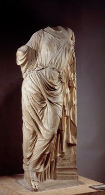 柱にアフロディーテ。紀元前5世紀のギリシャの彫刻家、アルカメーネが