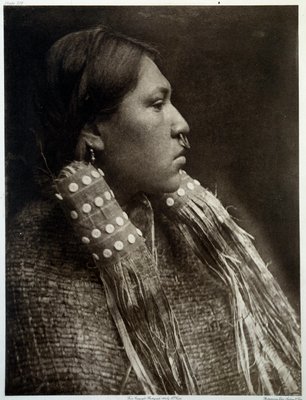 アメリカのインディアン: 鼻にピアスをしているインディアンの少女の肖像画