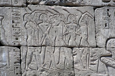 メディネト神殿のラムセス3世の戦いで北部の囚人を描いたレリーフ