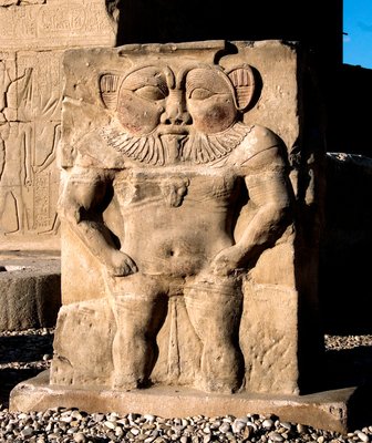 エジプトの古代性：神ベス。女神ハトホルに捧げられた神殿の低層