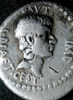 マルクス・ジュニウス・ブルータス（紀元前83～42年）の肖像が描かれた銀貨
