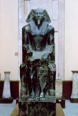 紀元前26世紀の古代エジプトのファラオカフラーの閃緑岩像
