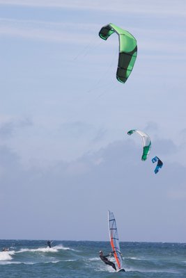 ドイツ、シュレースヴィヒホルシュタイン州、ズィルト島、パラシュートサーフィン、海の波のウィンドサーファー