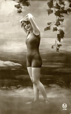 水着姿の女性、c. 1900年代初頭（ポストカード）