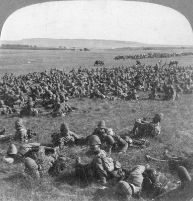南アフリカ、ブルームフォンテーンへの行進で休憩する第9師団、ボーア戦争、1901年                                    アート作品の設定をする