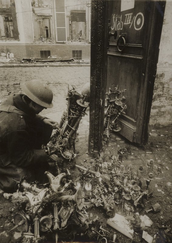 Cambrai, castiçais amarrados em feixes, prontos para serem removidos pelos alemães, mas deixados para trás 作： （後）イギリスの写真家