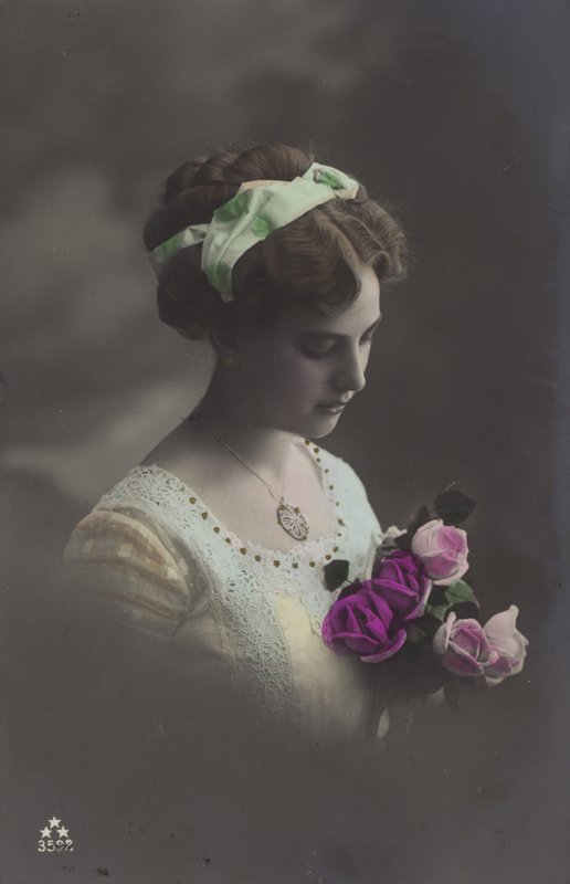 バラの花束をじっと見つめる少女（カラー写真） 作： （後）イギリスの写真家