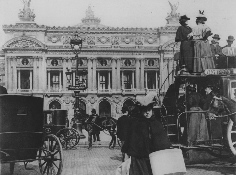 オペラ座でのオムニバス（モノクロ写真 作： （後）フランスの写真家