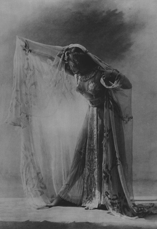 ヴォードヴィルに出演していた頃のコレット（モノクロ写真 作： （後）フランスの写真家