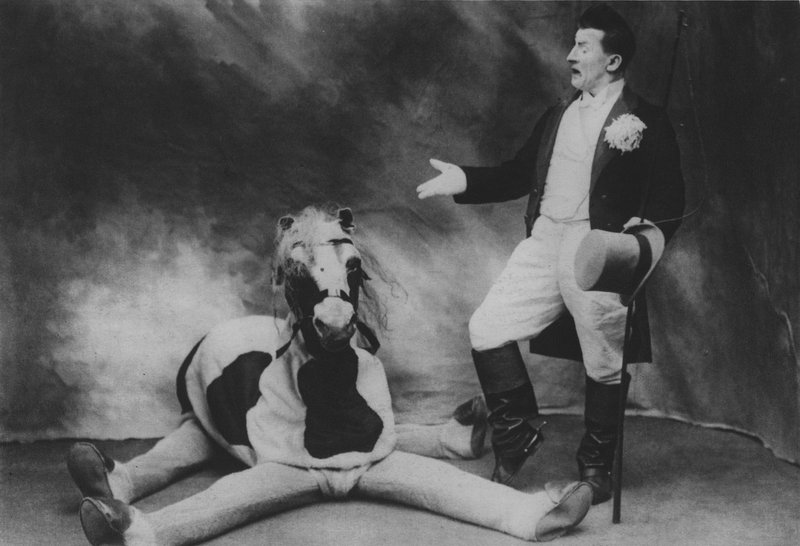 フッティとその馬（モノクロ写真 作： （後）フランスの写真家