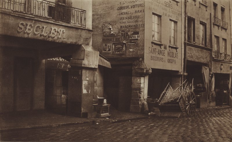 ハレの日の柱の断片（モノクロ写真 作： （後）フランスの写真家