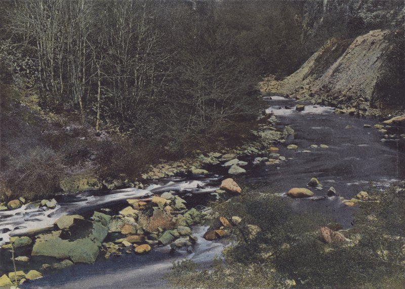 Laval de Cere付近のGorges de la Cere（カラー写真 作： （後）フランスの写真家