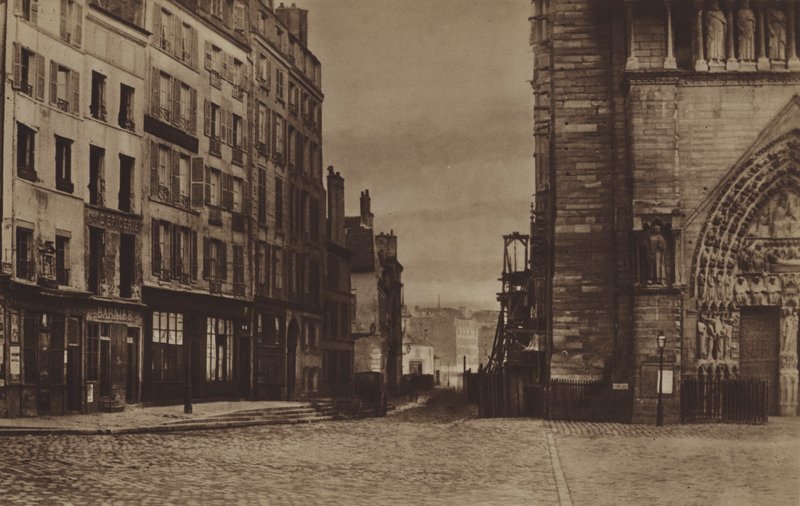 1865年頃、パルヴィスから見たクロワール・ノートルダム通り（モノクロ写真 作： （後）フランスの写真家