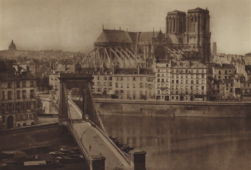 市街地に向かうルイ・フィリップ橋（モノクロ写真 作： （後）フランスの写真家