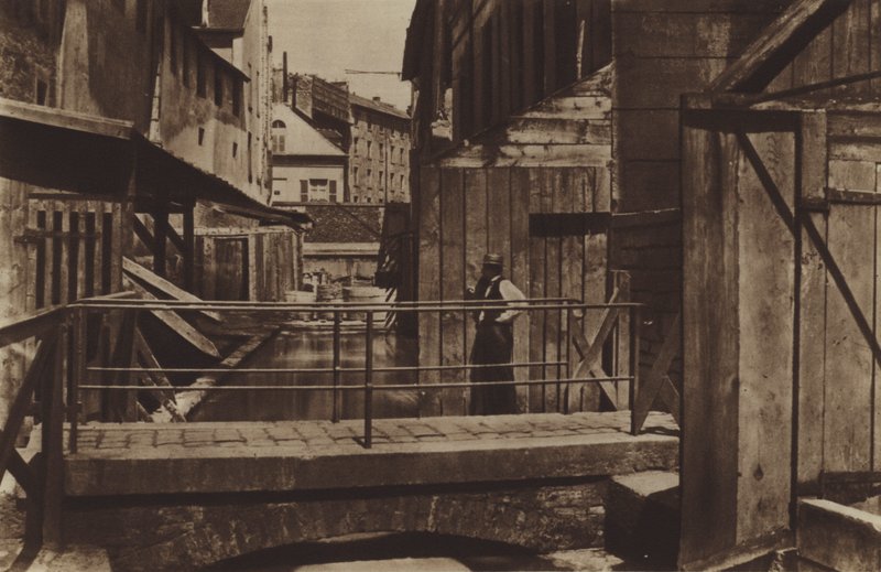 ゴブラン通りの下にあるビーヴル川の岸辺（モノクロ写真 作： （後）フランスの写真家