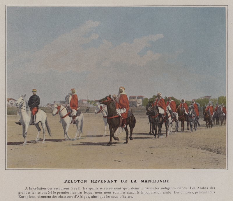 Peloton Revenant de la Manoeuvre（カラー写真 作： （後）フランスの写真家