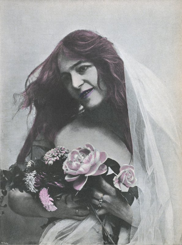 花束を持つ女性の肖像（カラー写真 作： （後）フランスの写真家