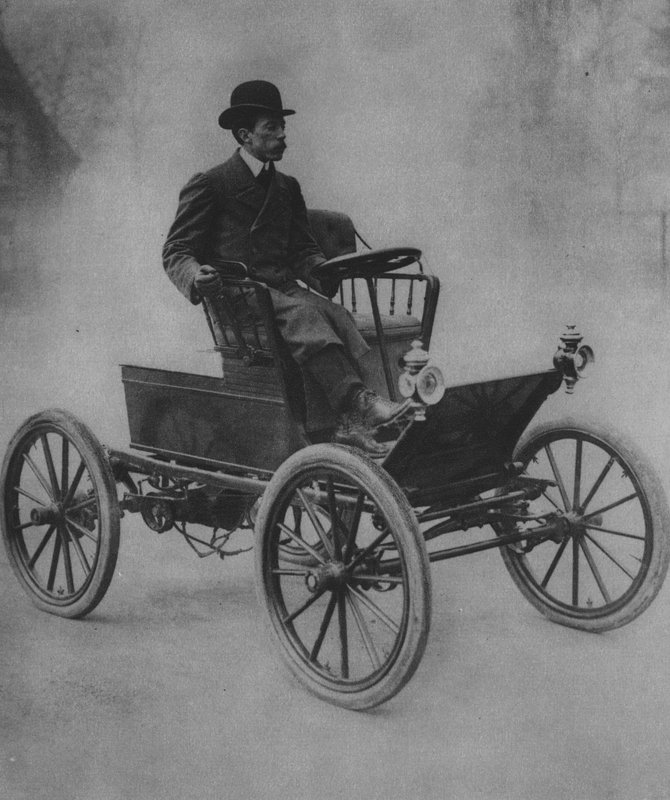 車を走らせるサントス・デュモン（モノクロ写真 作： （後）フランスの写真家