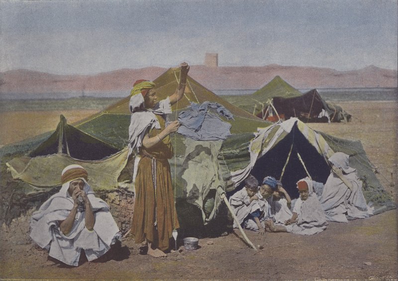 Under the Tent（写真のコラージュ 作： （後）フランスの写真家
