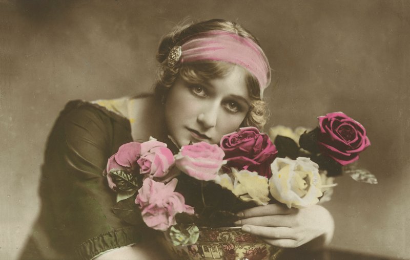 花を持つ女性（カラー写真） 作： 英語の写真家