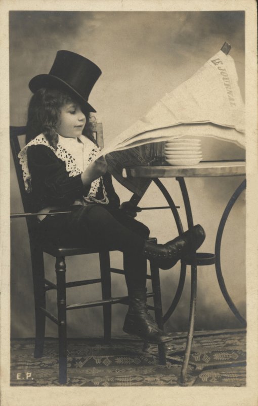 新聞を読んでいる少年 作： フランスの写真家