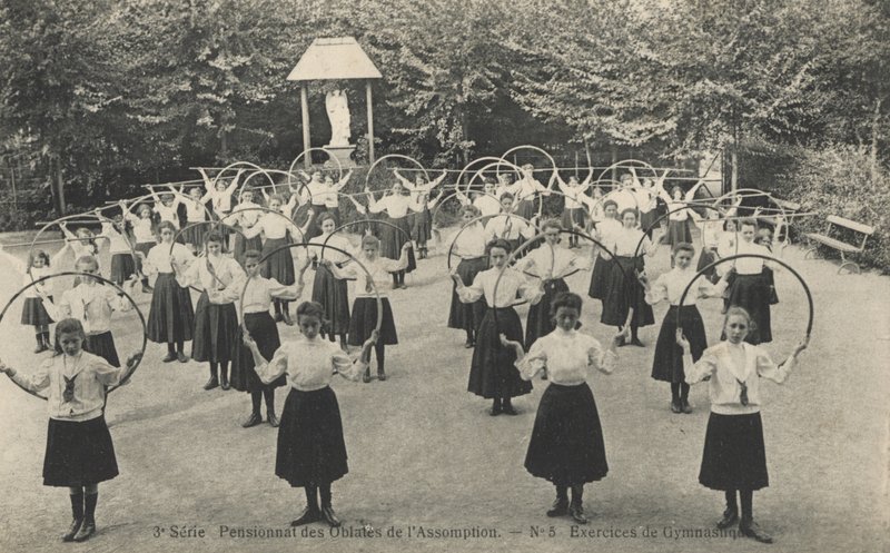 カトリックの女子学生 作： フランスの写真家